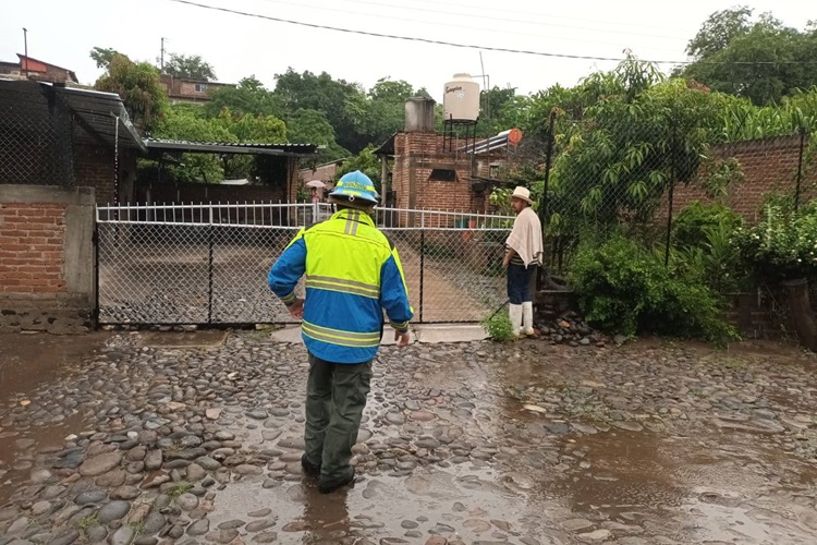 Tensión. Una tormenta provocó que hubiera una crecida de agua en el Río Ayuquila. (Foto: Especial)